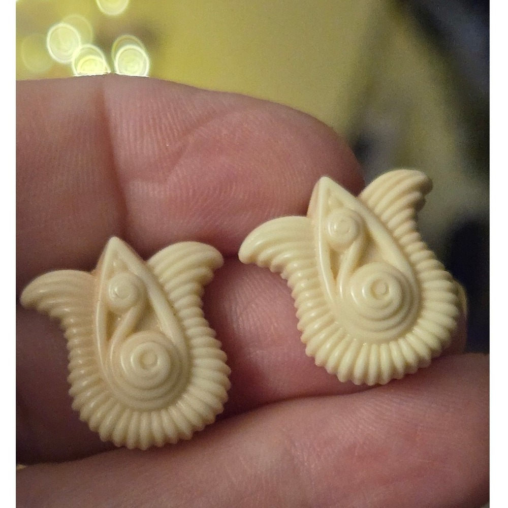 Avon Carved Celluloid Thermoset Tulip Earrings 1982 "Gracious Tulips" Free Ring